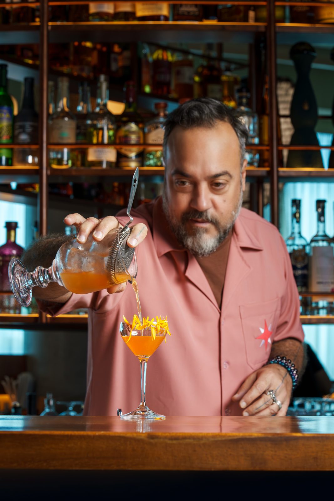 Brasero Atlántico Bahrain: Bartender pouring a cocktail at the Brasero bar